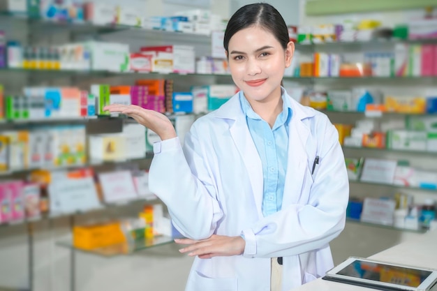 Portrait d'une pharmacienne travaillant dans une pharmacie de pharmacie moderne