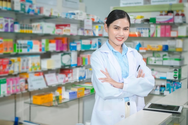 Portrait d'une pharmacienne travaillant dans une pharmacie de pharmacie moderne