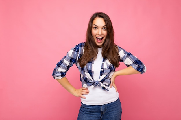 Portrait photo de la belle jeune femme brune hipster souriante en chemise bleue et blanche à la mode et