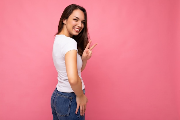 Portrait photo de la belle jeune femme brune hipster souriante en t-shirt blanc avec maquette sexy