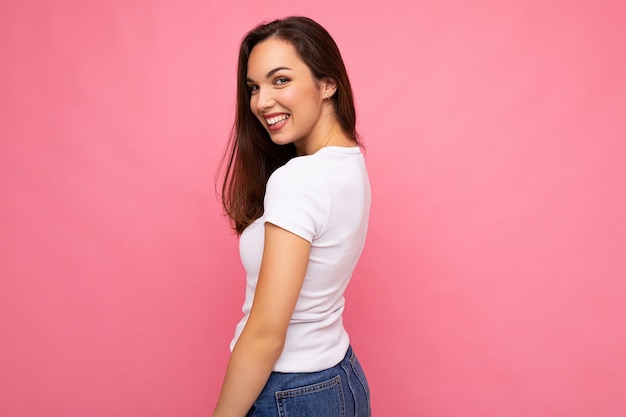 Portrait photo de la belle jeune femme brune hipster souriante en t-shirt blanc avec maquette sexy