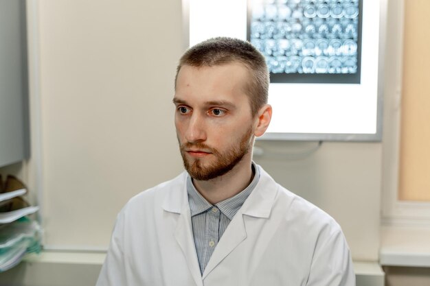 Portrait de la photo du médecin IRM ou film radiographique sur fond Concept de médecine et de soins de santé