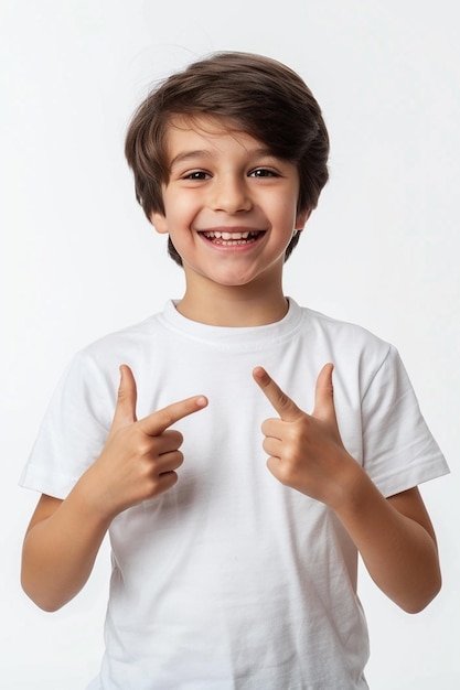 Portrait photo d'un enfant heureux, joyeux et beau sur un fond blanc