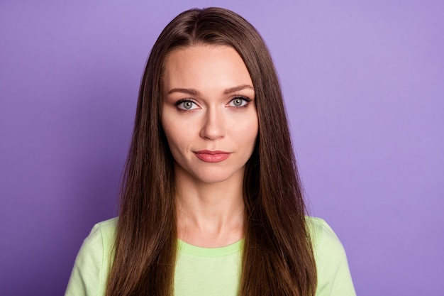 Portrait photo de fille sournoise isolée sur fond de couleur violet vif