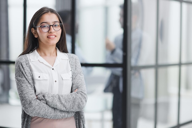 Portrait photo en gros plan d'une belle femme aux cheveux bouclés