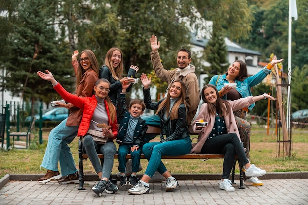 Portrait photo d'un groupe de jeunes s'amusant assis dans un parc Mise au point sélective