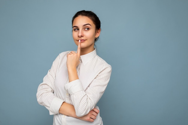 Portrait de photo de jeune femme brune attrayante belle réfléchie