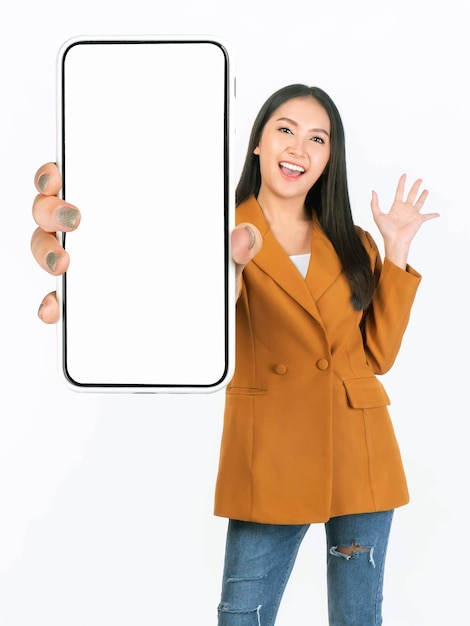 Portrait photo en pleine longueur du corps d'une belle jeune femme asiatique Excitée fille surprise montrant un grand smartphone avec écran vide écran blanc isolé sur fond blanc Mock Up Image