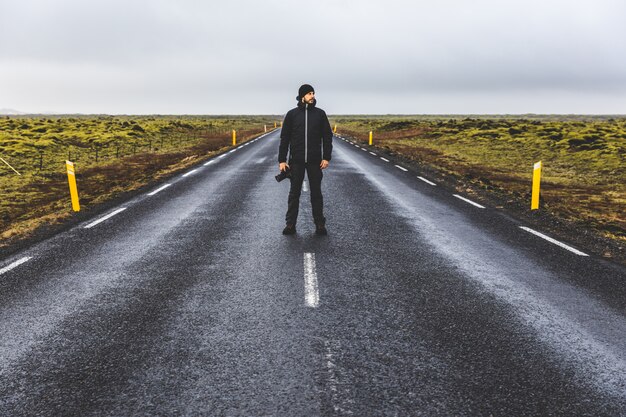 Portrait de photographe debout sur la route en Islande