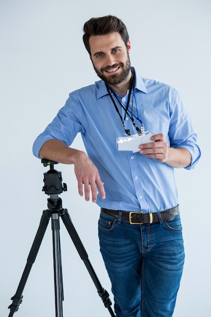 Portrait de photographe masculin montrant la carte d'identité