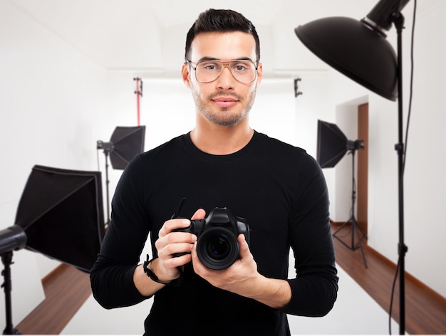 Photo portrait d'un photographe professionnel dans son atelier