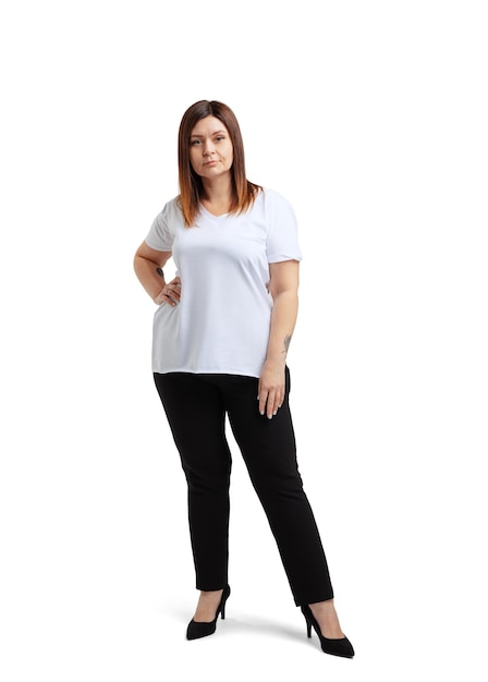 Portrait en pied d'une femme séduisante portant un t-shirt blanc et un jean posant isolé sur blanc