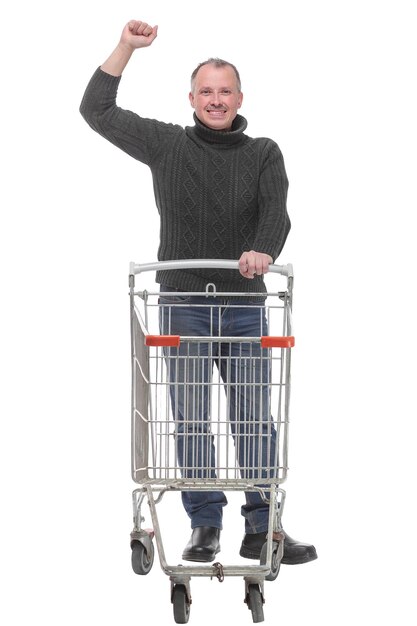 Portrait en pied d'un homme posant à côté d'un panier vide avec la main vers le haut isolé sur fond blanc