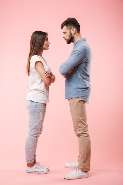 Portrait en pied d'un jeune couple en colère