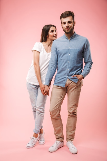 Portrait en pied d'un jeune couple souriant