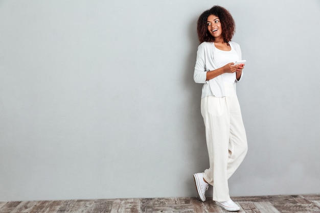 Photo portrait en pied de jeune femme afro-américaine décontractée