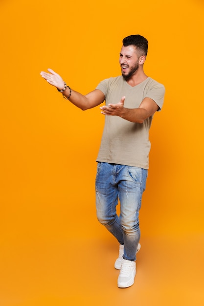 Portrait en pied d'un jeune homme décontracté souriant