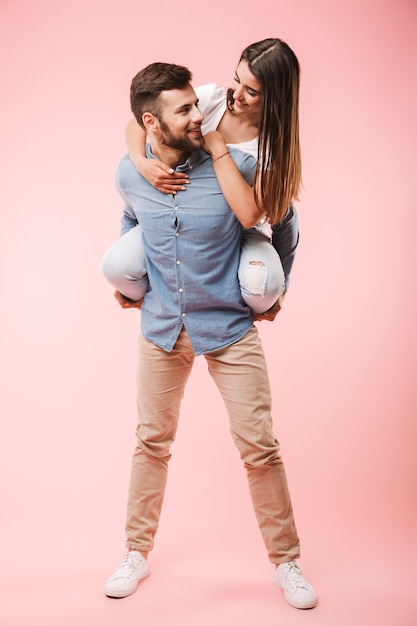 Portrait en pied d'un jeune homme heureux