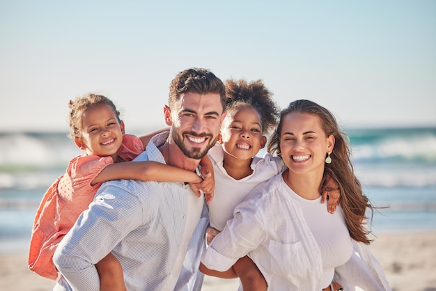 Portrait de plage de famille heureuse et sourire en vacances ou en voyage d'été au Brésil Détendez-vous voyagez et prenez soin de maman papa et filles marchant avec le dos et se liant sur la mer de l'océan et le rivage sablonneux