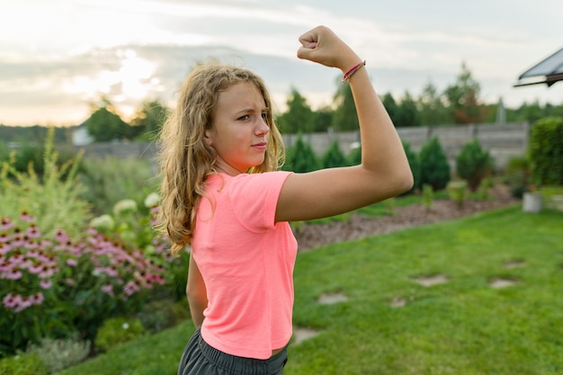 Portrait en plein air adolescente pliant ses muscles