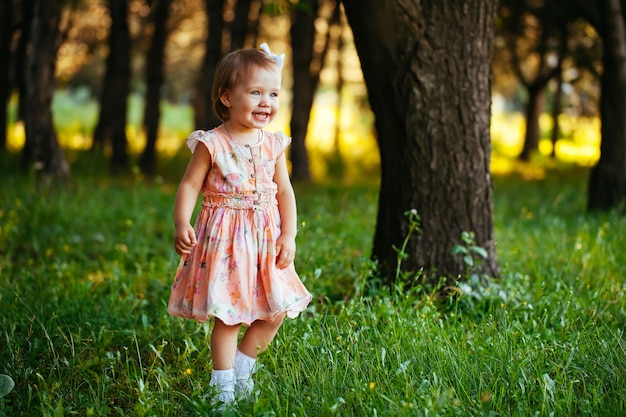 Portrait en plein air d'une adorable petite fille souriante en jour d'été.