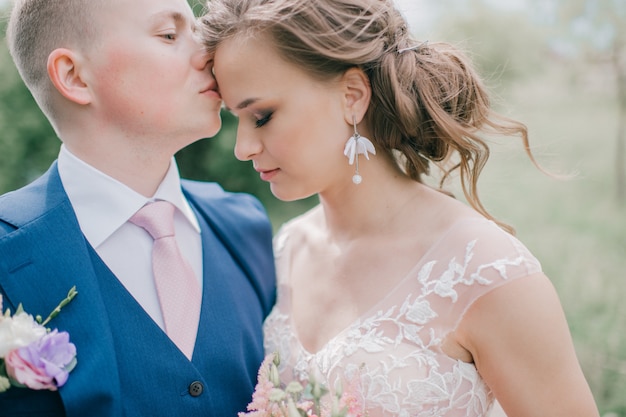 Portrait en plein air beau couple de mariage.