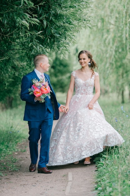 Portrait en plein air beau couple de mariage.