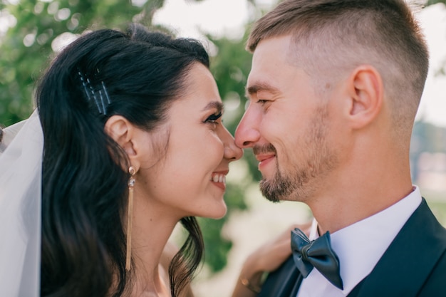 Portrait en plein air beau couple de mariage