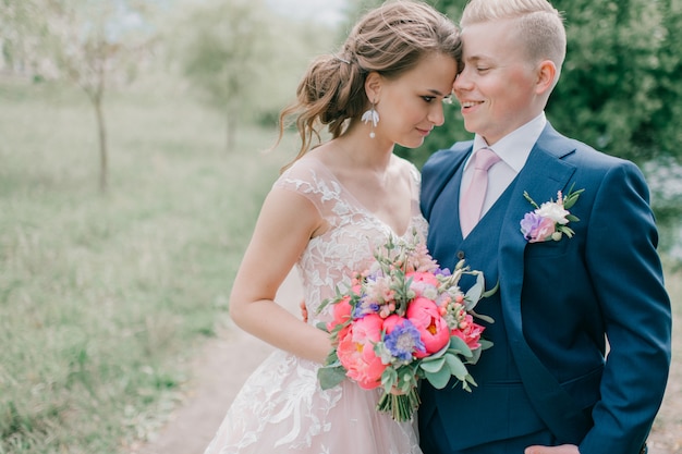 Portrait en plein air beau couple de mariage