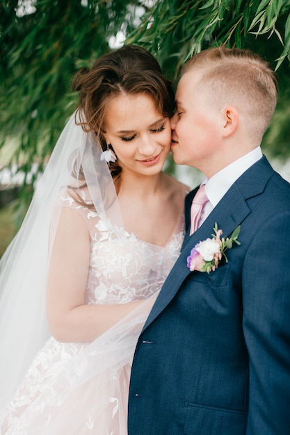 Portrait en plein air beau couple de mariage.