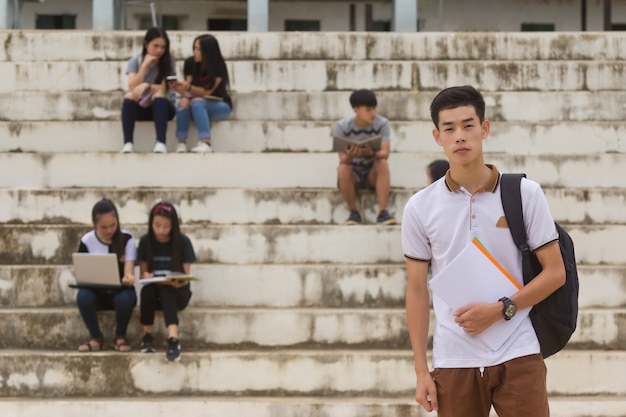 Portrait en plein air d&#39;un bel étudiant