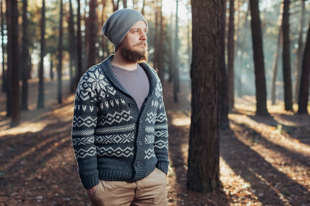 Portrait en plein air de bel homme barbu