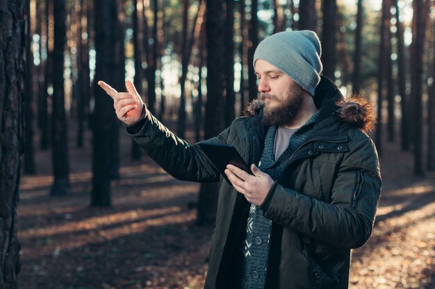 Portrait en plein air de bel homme barbu