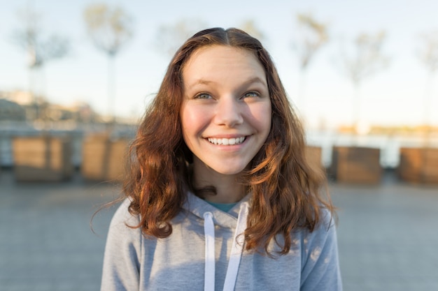 Portrait en plein air de belle adolescente souriante