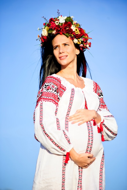 Portrait en plein air de belle femme slave enceinte.