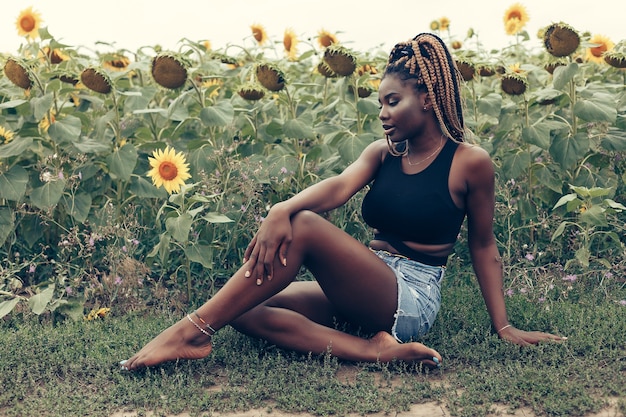 Portrait en plein air de belle fille dans un champ de fleurs jaunes