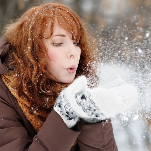 Portrait en plein air de belle jeune femme s&#39;amuser en hiver