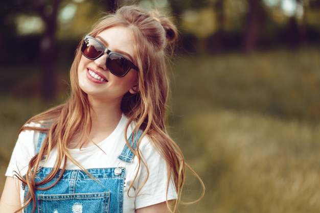 Portrait en plein air de belle jeune fille