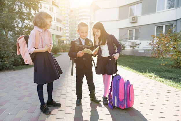 Portrait en plein air d'écoliers souriants à l'école primaire