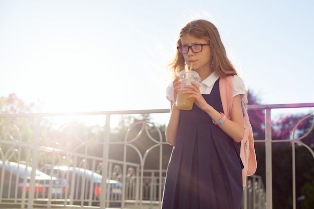 Portrait en plein air d'élève d'école primaire fille