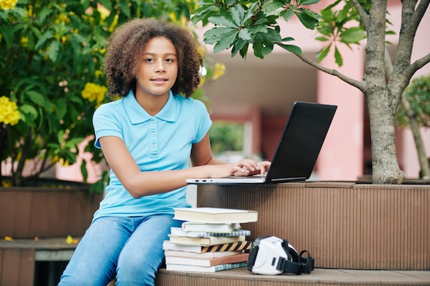 Portrait de plein air étudiant adolescent