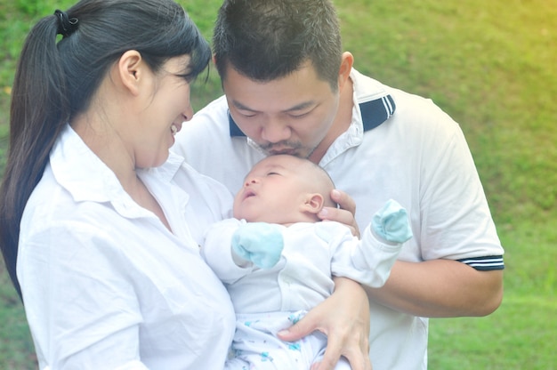 Portrait en plein air de la famille asiatique heureuse