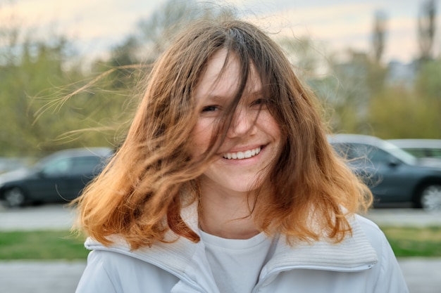 Portrait en plein air d'une fille adolescente