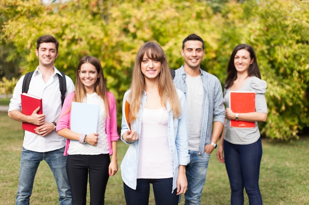 Portrait en plein air d&#39;un groupe d&#39;étudiants souriants