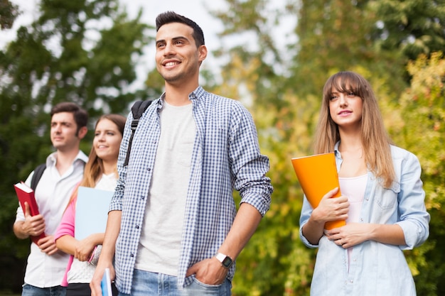 Portrait en plein air d&#39;un groupe d&#39;étudiants.