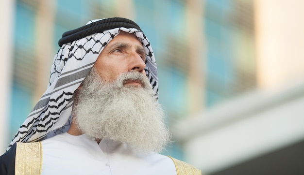 Portrait en plein air d'un homme arabe senior sérieux.