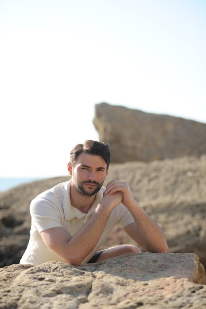 Portrait en plein air homme souriant