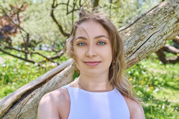 Portrait en plein air d'une jeune femme de 19 à 20 ans à l'arrière-plan de la nature