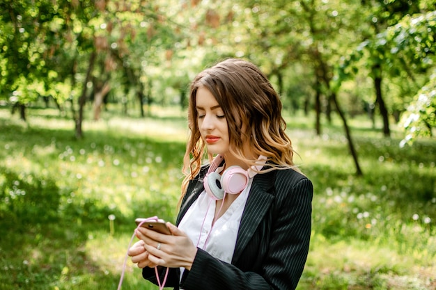 Portrait En Plein Air De Jeune Femme D'affaires Dans Les écouteurs