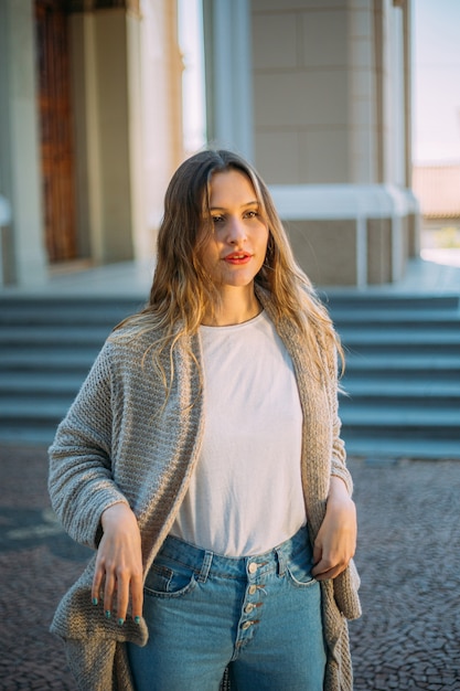 Portrait en plein air d'une jeune femme latine à la mode élégante marchant dans la rue du Brésil